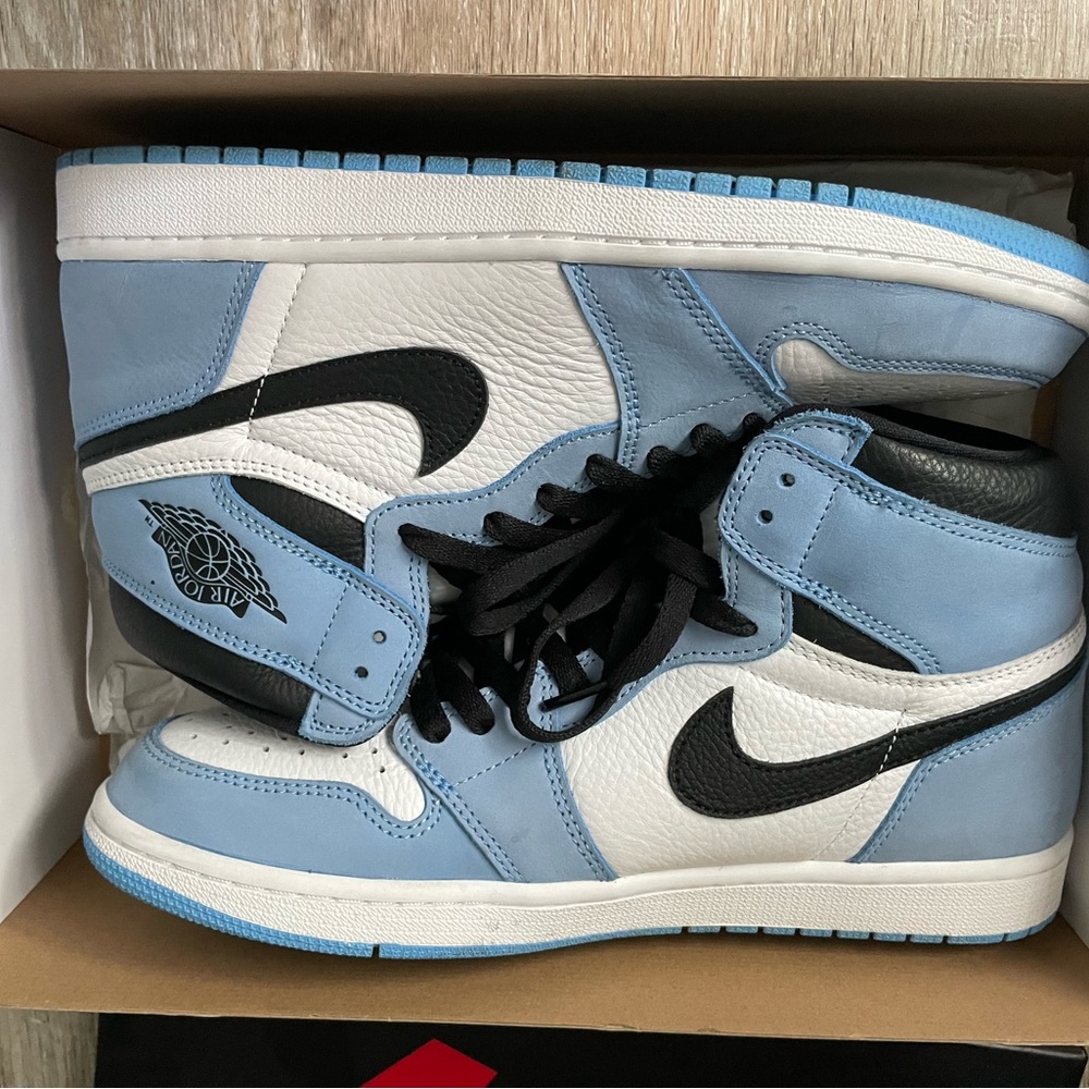 Men’s university blue Jordan 1 high